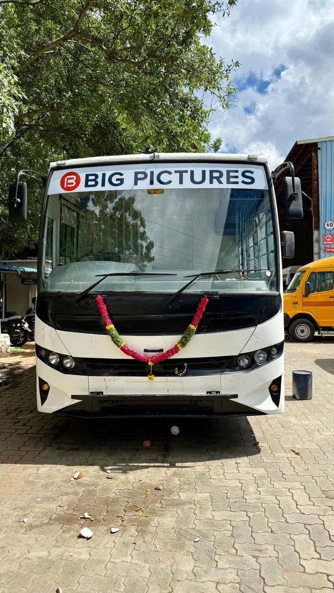 Cine Outdoor Unit Vehicle &ndash; Front View